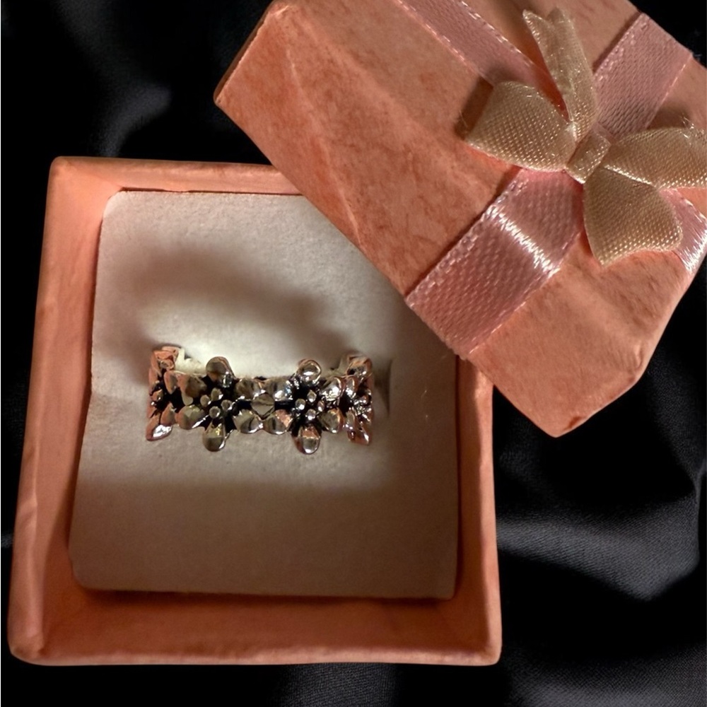 🔥2/$24 or 3/$30🔥 Elegant Silver Floral Band Ring - Picture 2 of 7